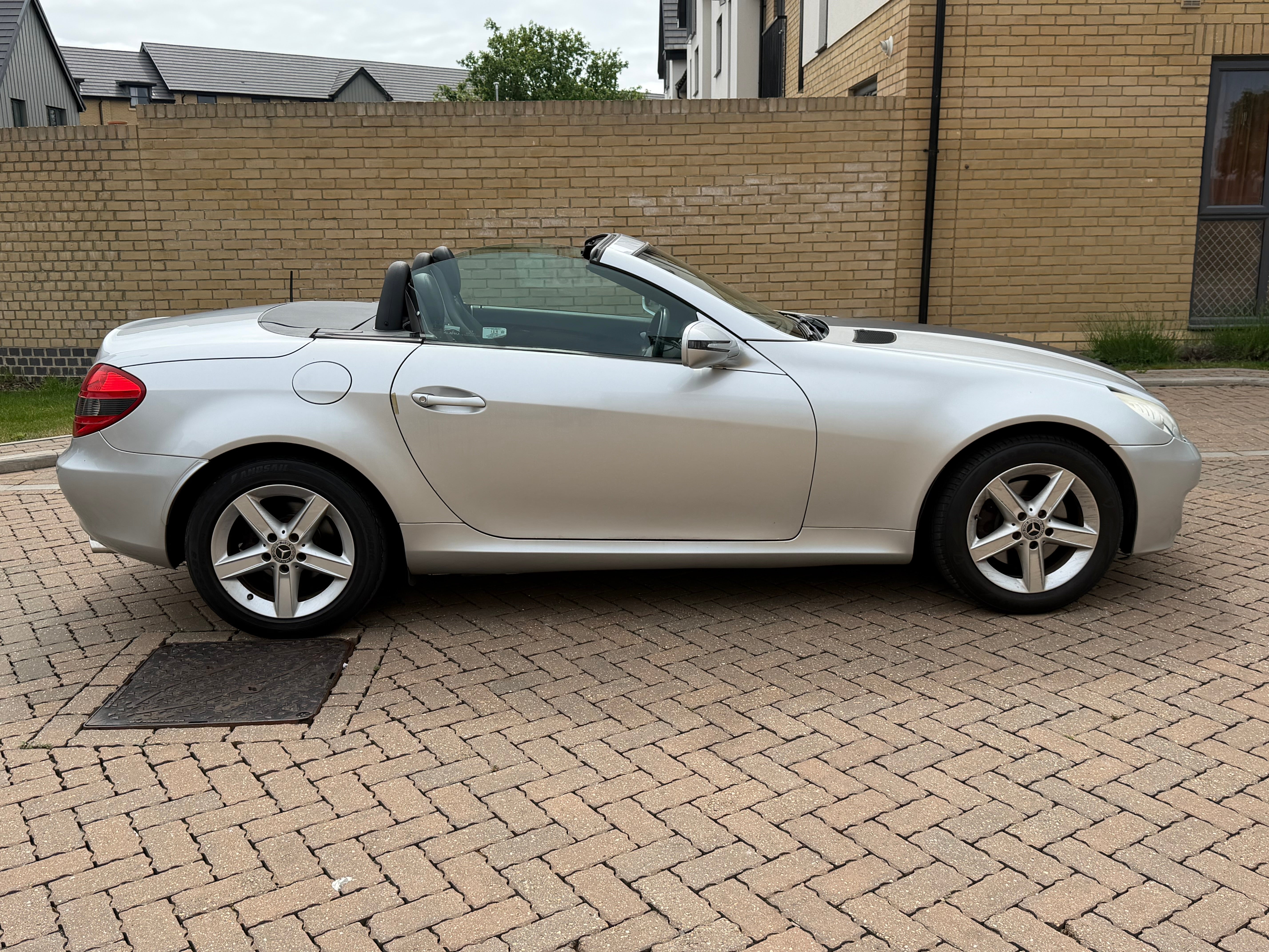 Mercedes slk200
Slk200 kkmpressor auto 
1.8 petrol
181bhp
Bluetooth 
Air con
Electric windows 
Leather seats
No Servis history 
Mot 5.08.2026
Very low mileage 48969
2 key  
Cat n 2020