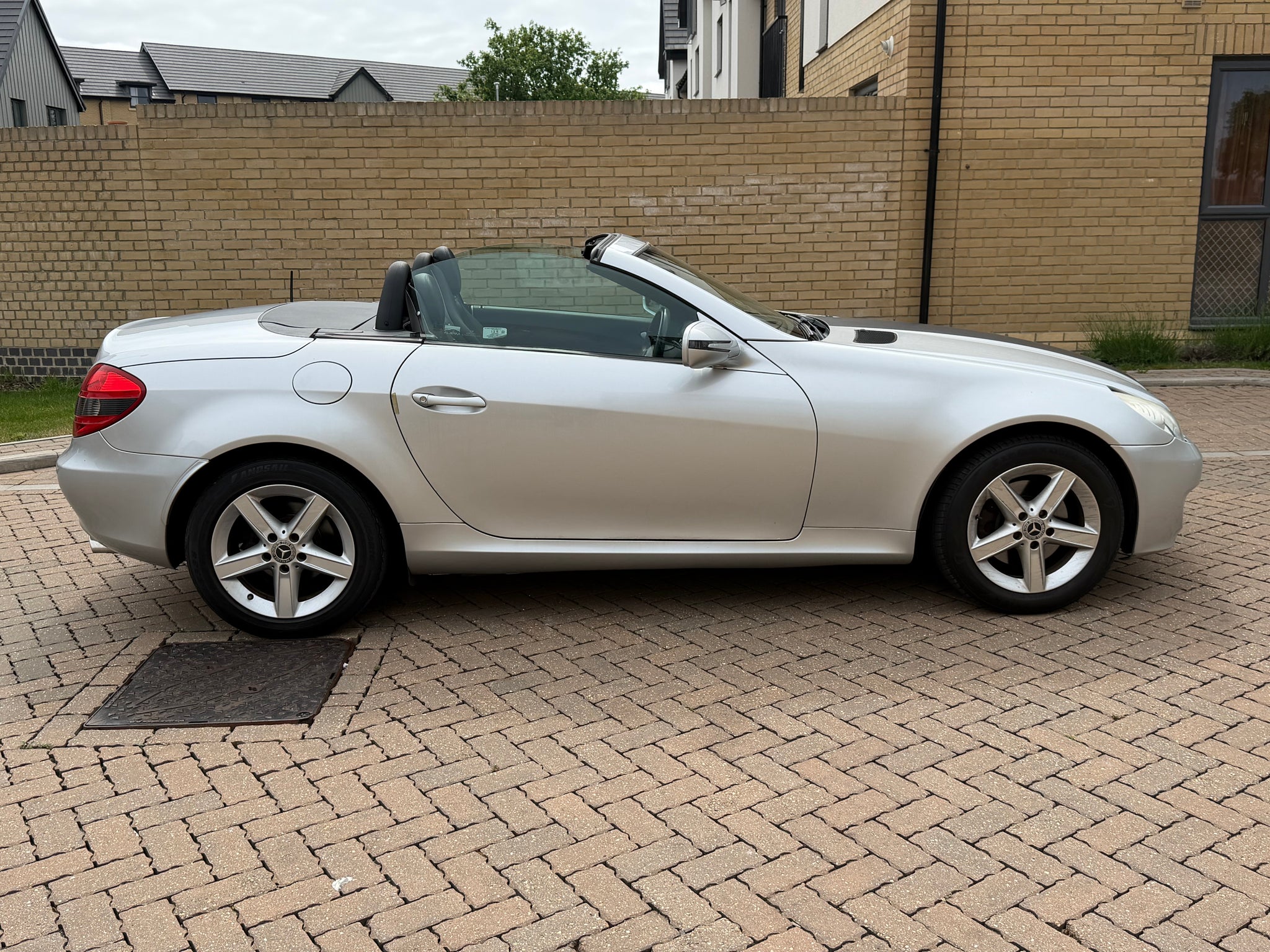 Mercedes slk200
Slk200 kkmpressor auto 
1.8 petrol
181bhp
Bluetooth 
Air con
Electric windows 
Leather seats
No Servis history 
Mot 5.08.2026
Very low mileage 48969
2 key  
Cat n 2020