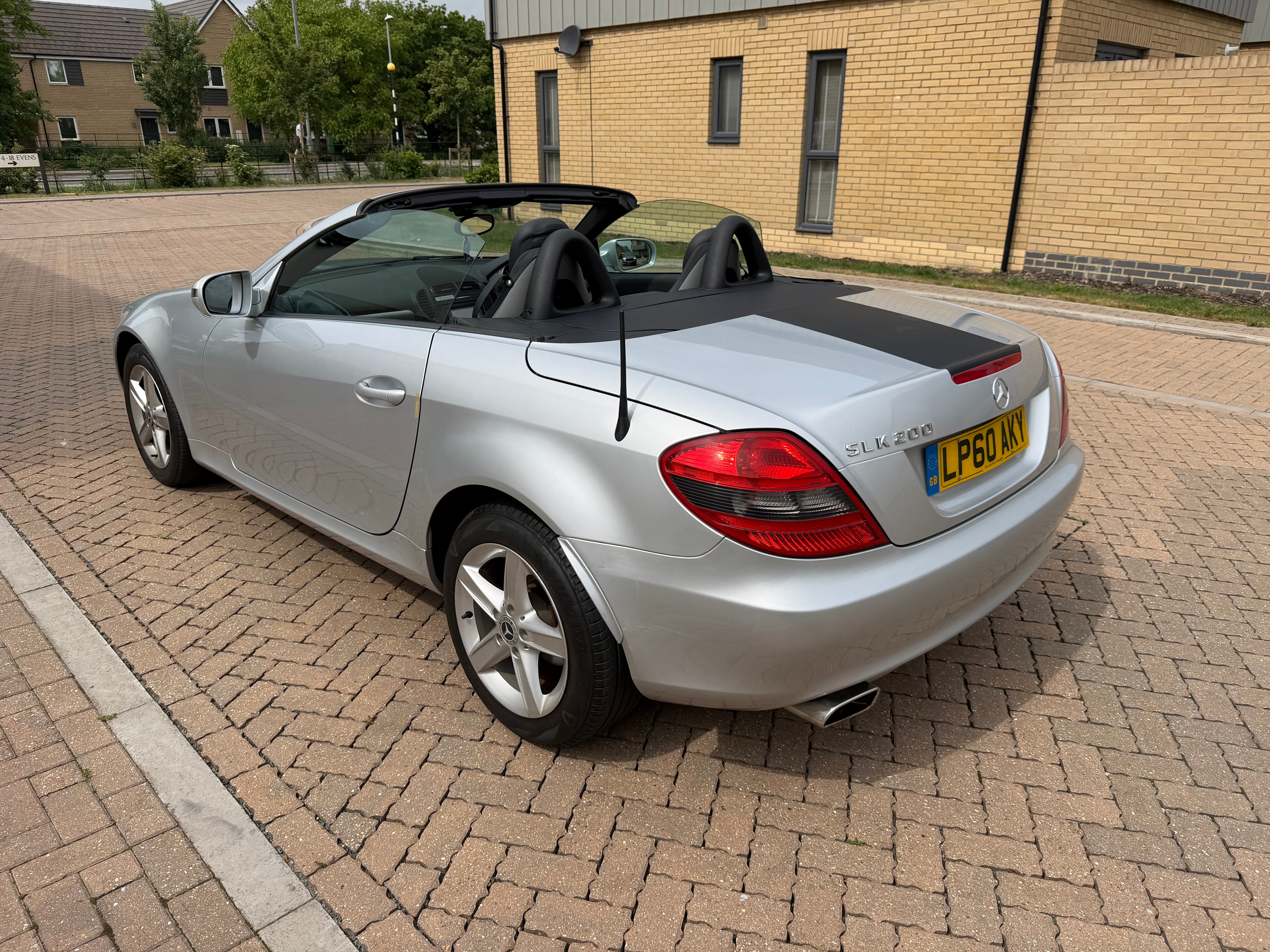 Mercedes slk200
Slk200 kkmpressor auto 
1.8 petrol
181bhp
Bluetooth 
Air con
Electric windows 
Leather seats
No Servis history 
Mot 5.08.2026
Very low mileage 48969
2 key  
Cat n 2020