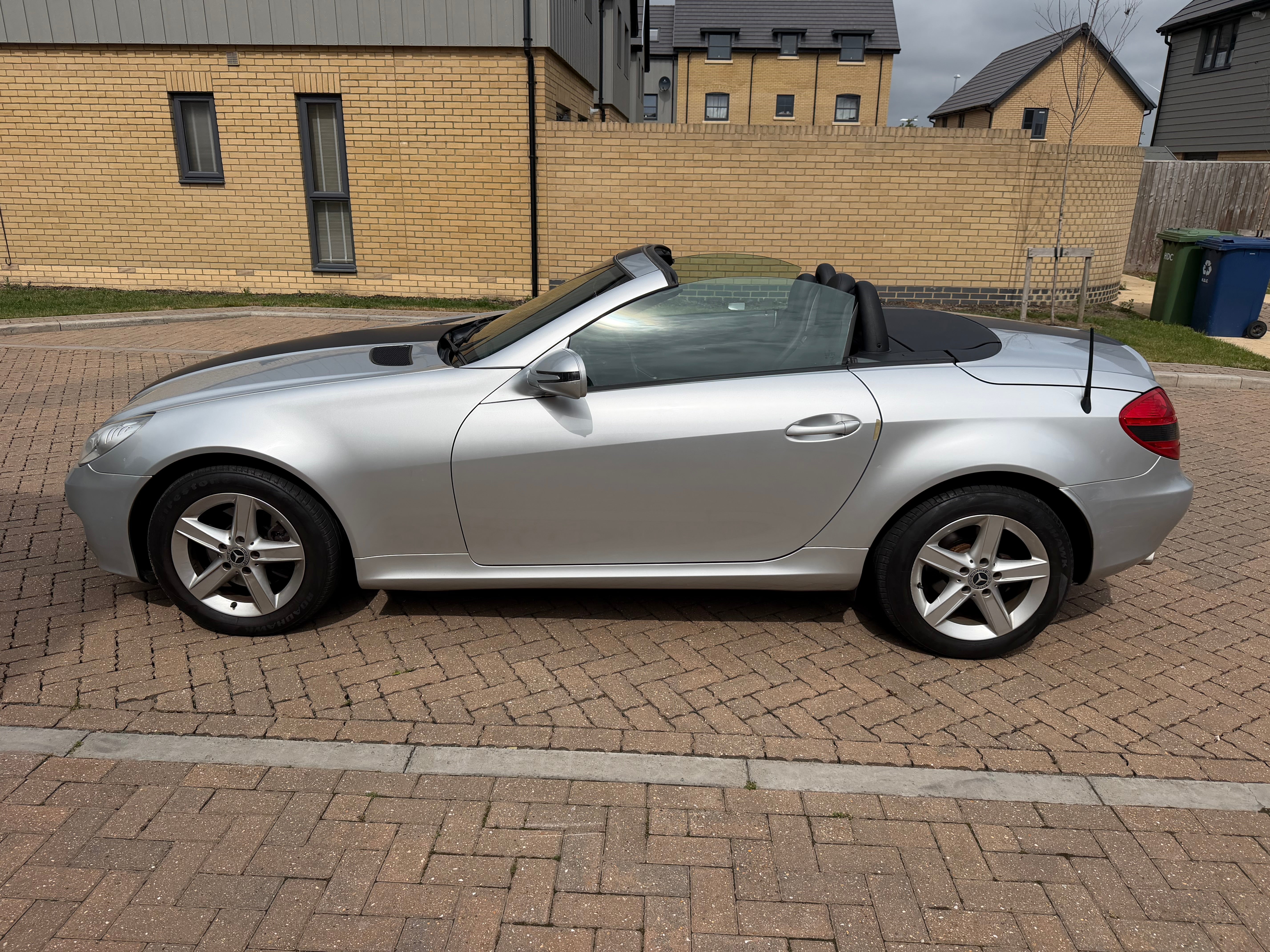 Mercedes slk200
Slk200 kkmpressor auto 
1.8 petrol
181bhp
Bluetooth 
Air con
Electric windows 
Leather seats
No Servis history 
Mot 5.08.2026
Very low mileage 48969
2 key  
Cat n 2020