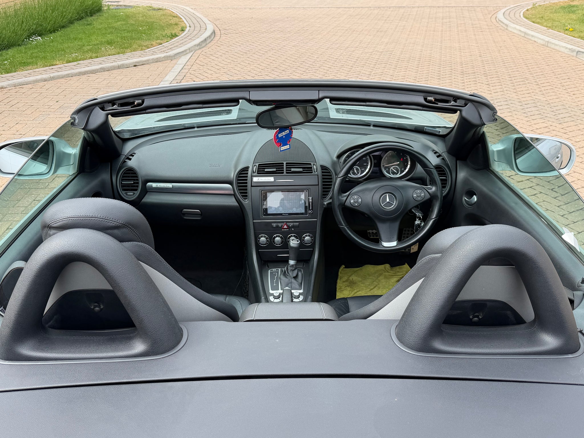 Mercedes slk200
Slk200 kkmpressor auto 
1.8 petrol
181bhp
Bluetooth 
Air con
Electric windows 
Leather seats
No Servis history 
Mot 5.08.2026
Very low mileage 48969
2 key  
Cat n 2020
