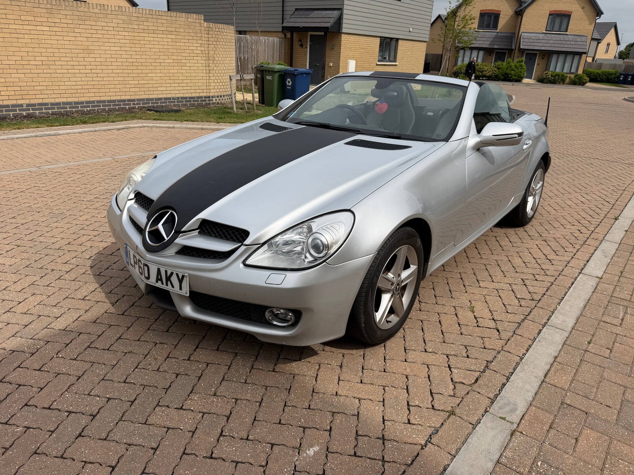 Mercedes slk200
Slk200 kkmpressor auto 
1.8 petrol
181bhp
Bluetooth 
Air con
Electric windows 
Leather seats
No Servis history 
Mot 5.08.2026
Very low mileage 48969
2 key  
Cat n 2020
