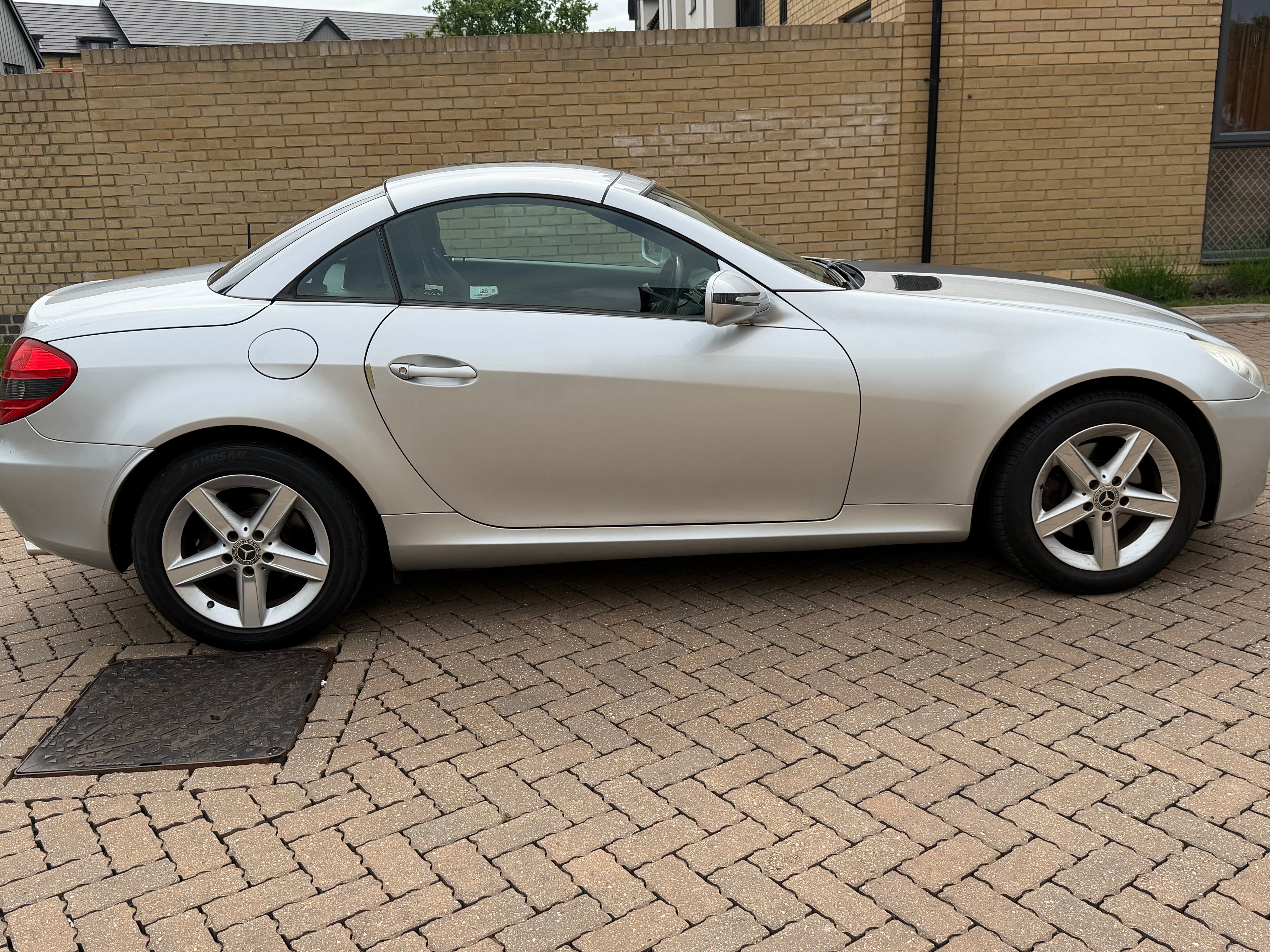 Mercedes slk200
Slk200 kkmpressor auto 
1.8 petrol
181bhp
Bluetooth 
Air con
Electric windows 
Leather seats
No Servis history 
Mot 5.08.2026
Very low mileage 48969
2 key  
Cat n 2020